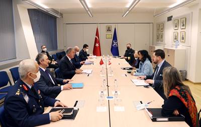 Millî Savunma Bakanı Hulusi Akar, NATO Karargâhında Kanada Savunma Bakanı Anita Anand ile Görüştü